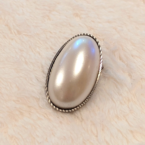 Vintage Creamy White Large Oval Faux Pearl Brooche w/ Notched Silvertone Boarder - Picture 1 of 6